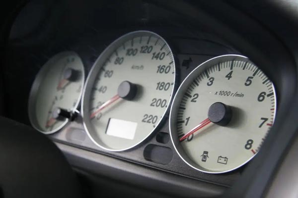 汽車標(biāo)識logo都是如何進(jìn)行打標(biāo)的？答案是用激光打標(biāo)機(jī)！(圖1)