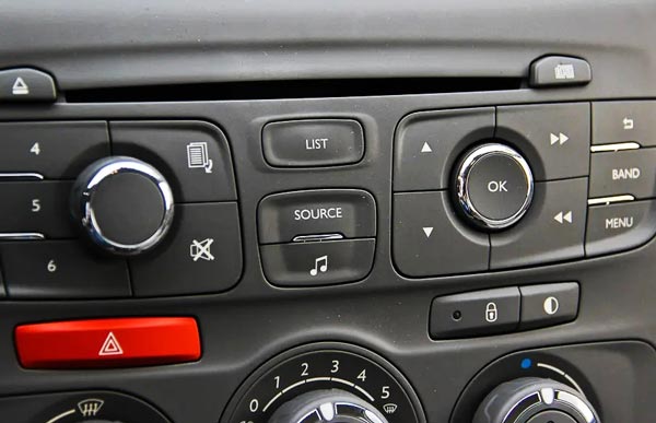 汽車標(biāo)識logo都是如何進(jìn)行打標(biāo)的？答案是用激光打標(biāo)機(jī)！(圖2)