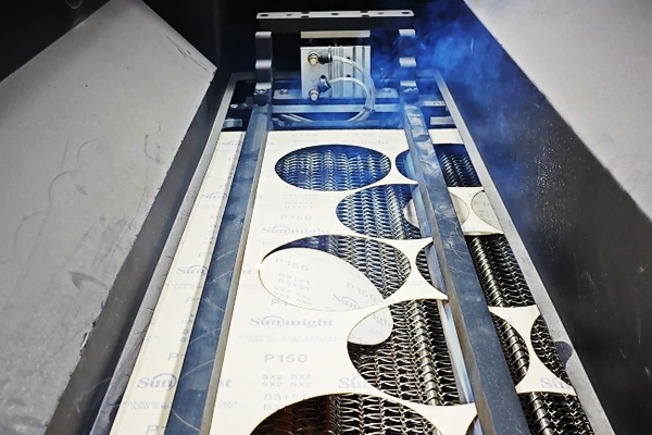 砂紙模切中使用激光模切機(jī)的優(yōu)勢(shì)分析